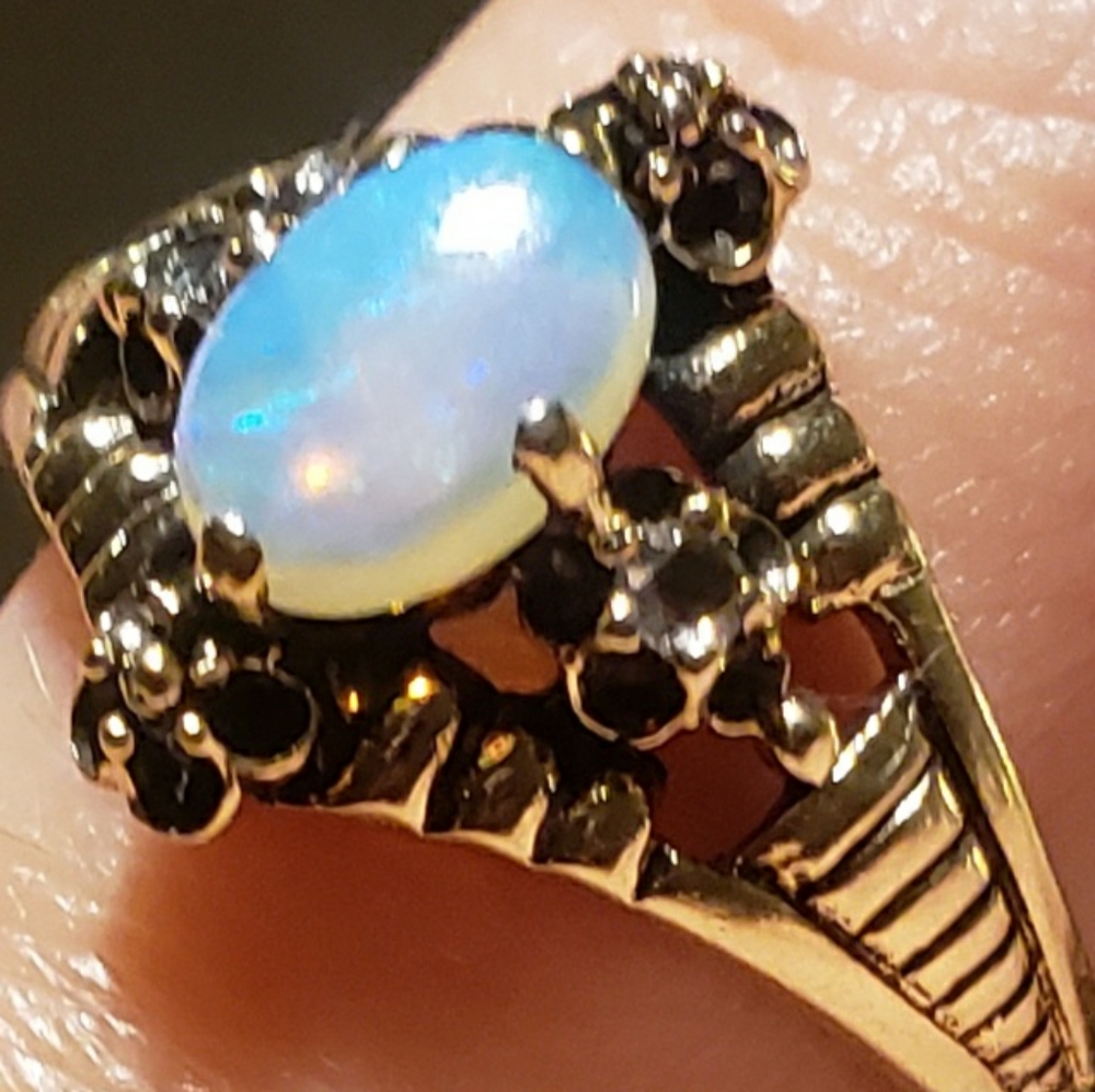Beautiful Antique Opal and Yellow Gold Ring.